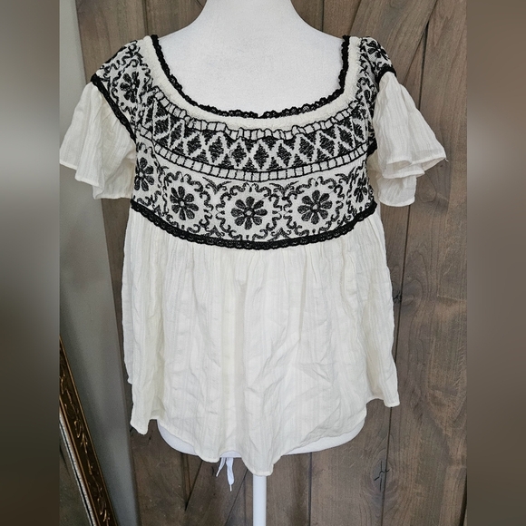AMERICAN EAGLE Boho Chic cotton embroidered swing top. Ivory/black. Size Medium - Picture 3 of 12